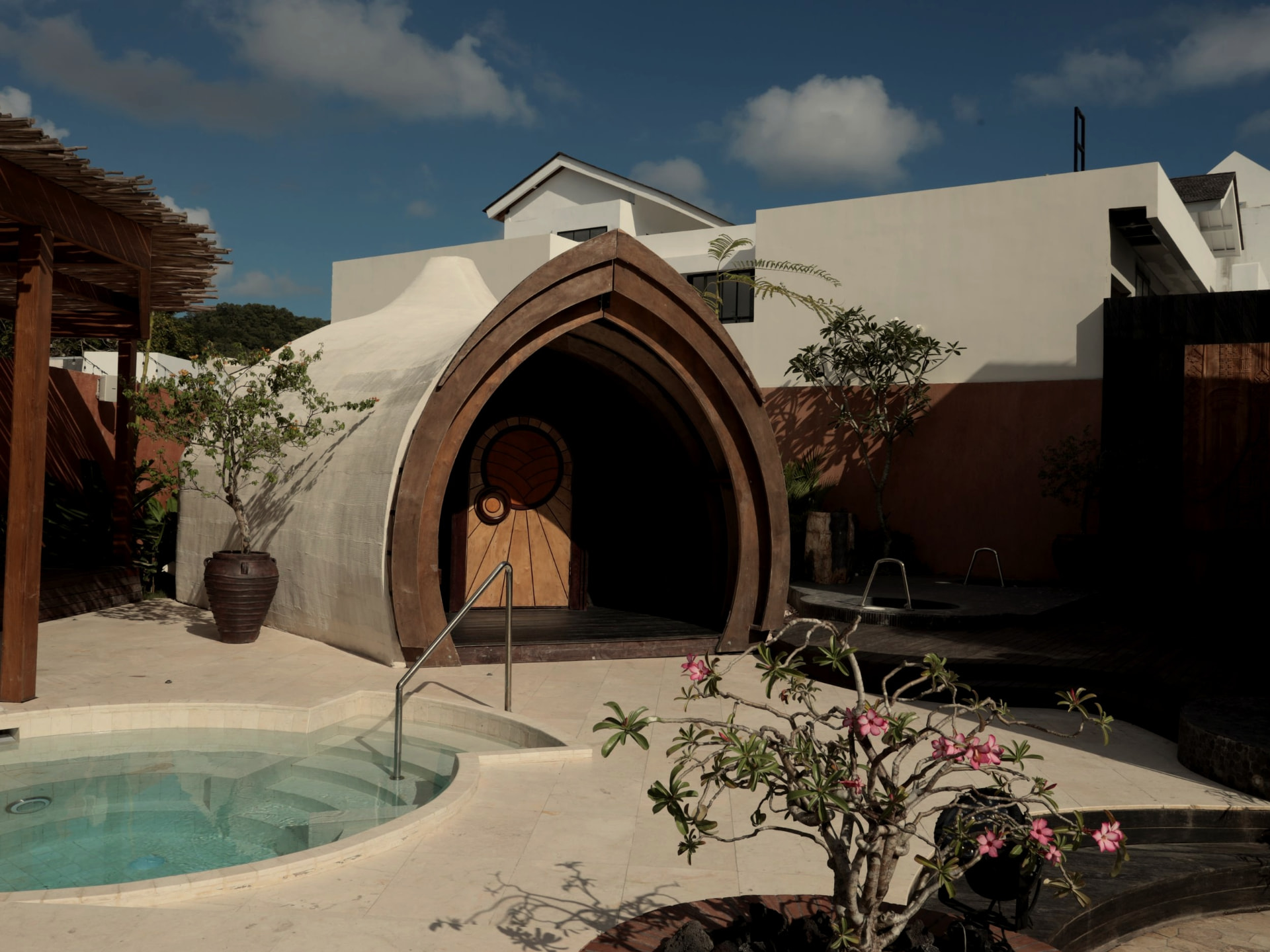 Complete domed thermal structure with an arched timber entrance